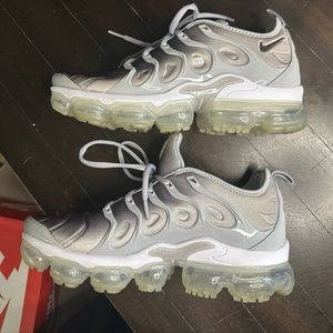Nike air vapor max plus wolf grey and white